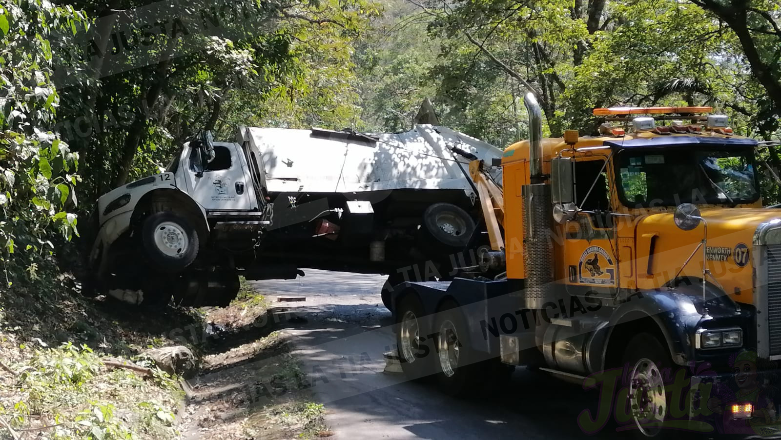 Vuelca Camión a recolector de Basura en las Cumbres del Valle de